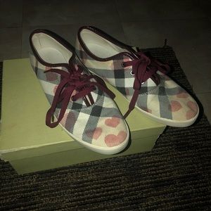 Authentic Burberry  canvas sneaker  worn !!